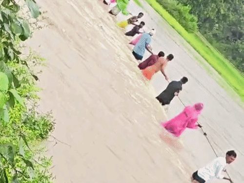 छत्तीसगढ़ में भारी बारिश का कहर: गरियाबंद में बस बाढ़ में फंसी, 50 यात्री सुरक्षित निकाले गए; कई जिलों में स्कूल बंद, ट्रेनें और फ्लाइट रद्द