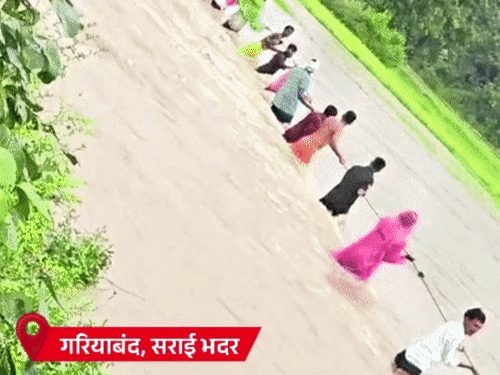 छत्तीसगढ़ में भारी बारिश का कहर: गरियाबंद में बस बाढ़ में फंसी, 50 यात्री सुरक्षित निकाले गए; बस्तर में स्कूल बंद, ट्रेनें और फ्लाइट रद्द