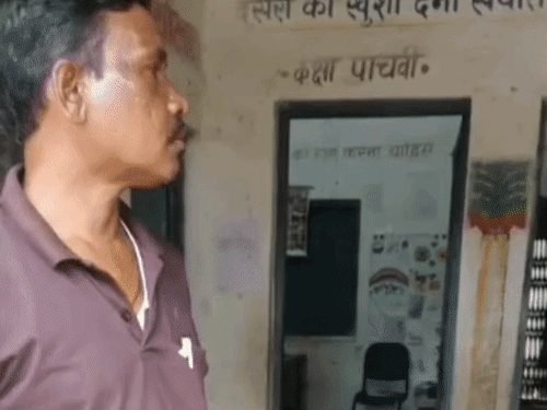 शराब के नशे में स्कूल पहुंचे हेडमास्टर, वीडियो वायरल होने पर निलंबित