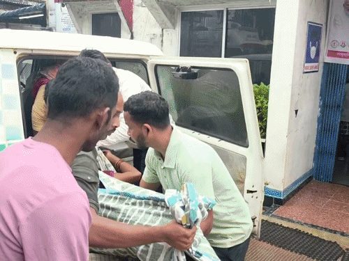 कोंडागांव के केशकाल में बारिश से खराब सड़क, गर्भवती महिला को गोद में उठाकर एंबुलेंस तक पहुंचाया, अस्पताल पहुंचने के 10 मिनट बाद स्वस्थ बच्चे को दिया जन्म