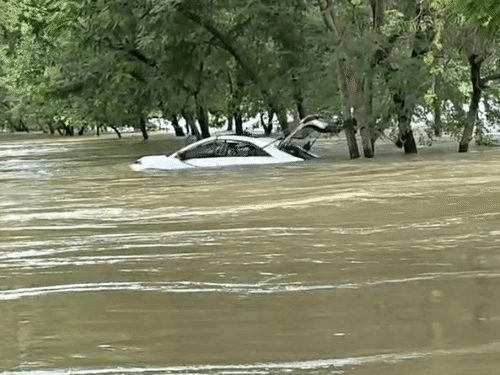 धमतरी में बाढ़ जैसे हालात, भखारा में पुल से बही कार, दो लोगों ने कांच तोड़कर बचाई जान
