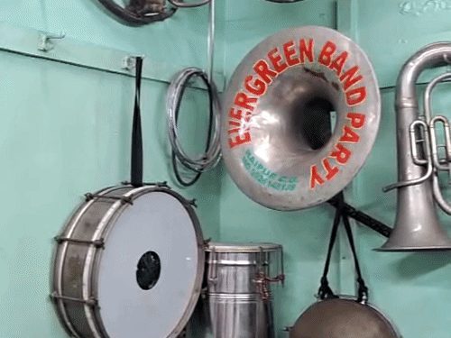 रायपुर में गणपति विसर्जन के बीच ब्रास बैंड कलाकारों पर संकट, डीजे-धुमाल के चलन से एक भी बुकिंग नहीं