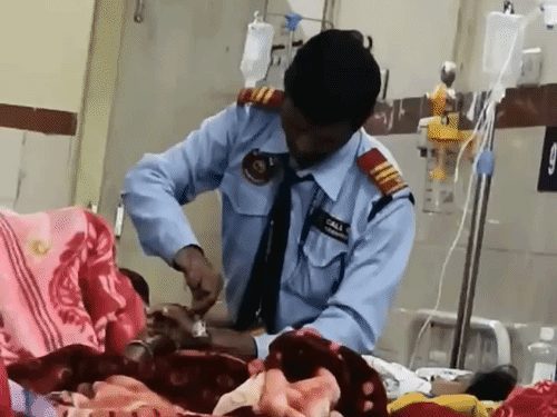 रायपुर के मातृ-शिशु अस्पताल में सुरक्षा गार्ड गर्भवती महिलाओं को लगाता दिखा ड्रिप, वीडियो वायरल; डॉक्टर बोले- गार्ड को नोटिस देंगे