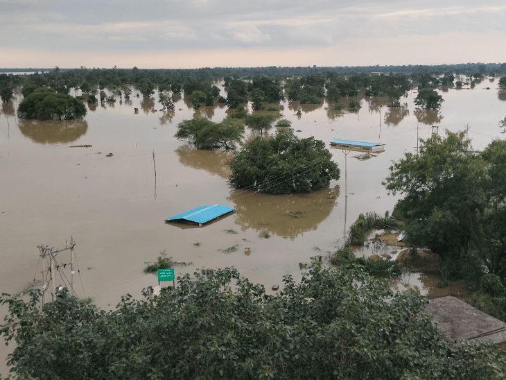 महानदी उफान पर: बलौदाबाजार में 15 घंटे तक बाड़ी में फंसे परिवार का रेस्क्यू, अब तक 150 लोग सुरक्षित निकाले गए