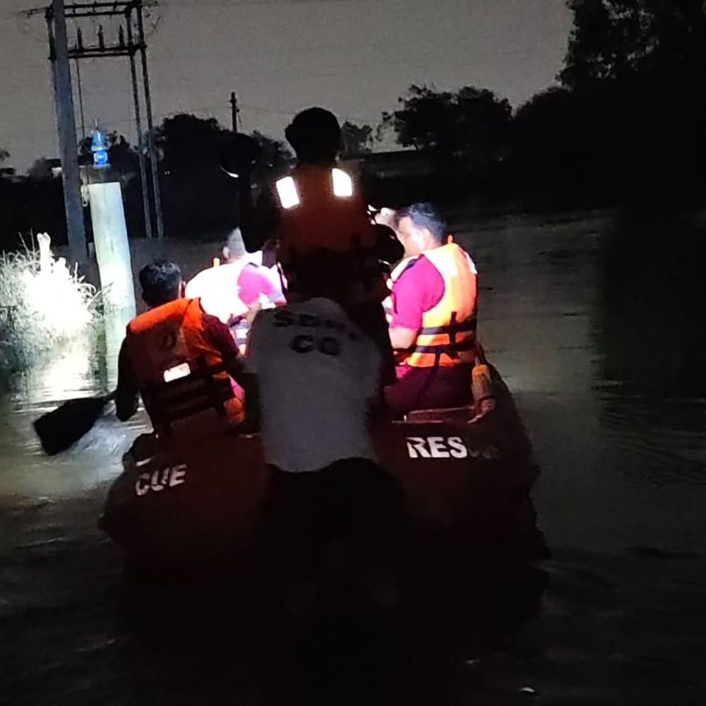 दुर्ग में लगातार बारिश से बाढ़, एसडीआरएफ ने 7 माह की बच्ची समेत तीन को बचाया; 160 लोग सुरक्षित निकाले गए