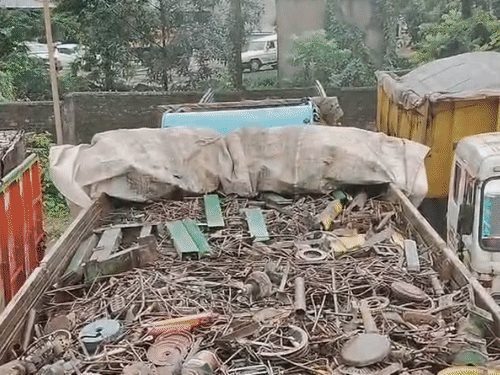 रायगढ़ में अवैध कबाड़ परिवहन पर पुलिस की बड़ी कार्रवाई, 1.21 करोड़ की संपत्ति जब्त