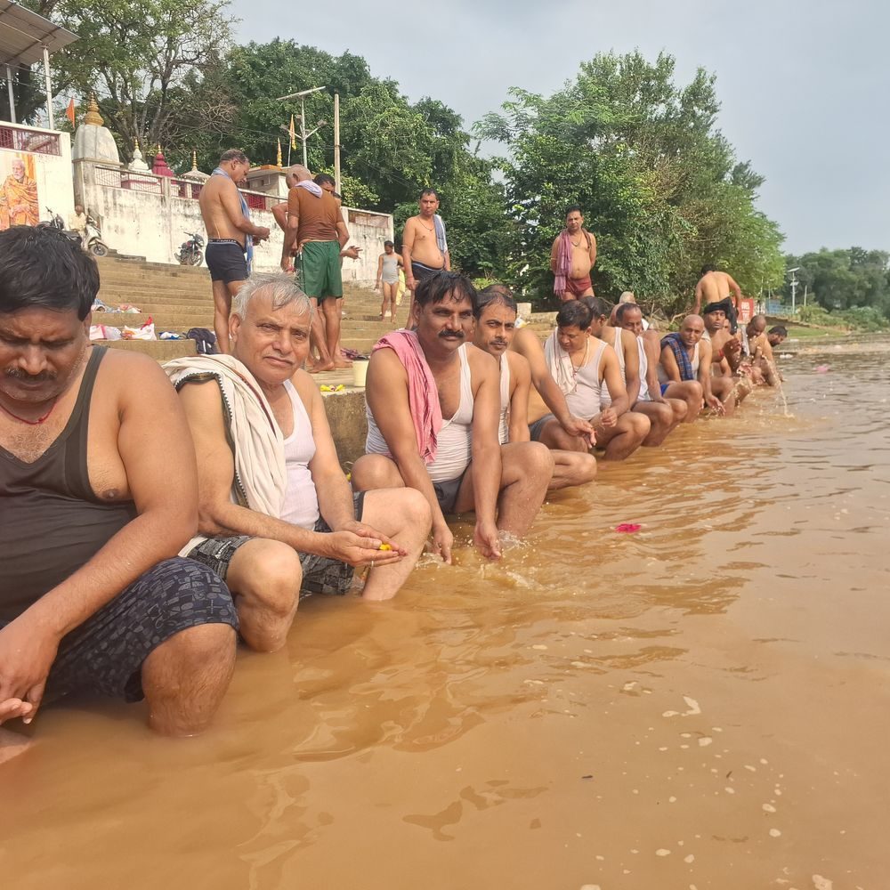 पितृ पक्ष के पहले दिन कन्हर नदी तट पर श्रद्धालुओं की भीड़, तर्पण और पिंडदान किया