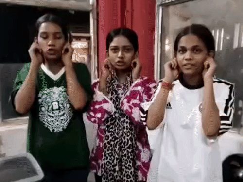 बिलासपुर में युवती को पीटने वाली 3 लड़कियों ने थाने में माफी मांगी, कान पकड़कर कराई गई उठक-बैठक