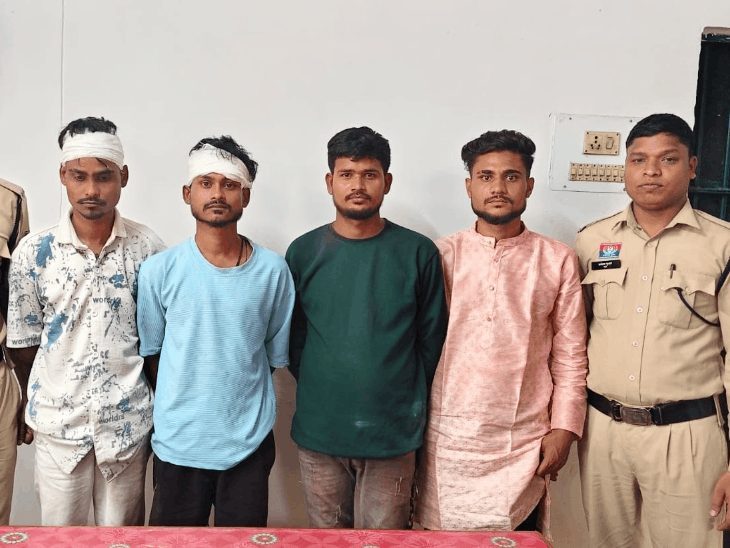 राजनांदगांव में गणेश विसर्जन झांकी के दौरान पुलिस की सतर्कता, चाकू लेकर घूम रहे 8 युवक गिरफ्तार