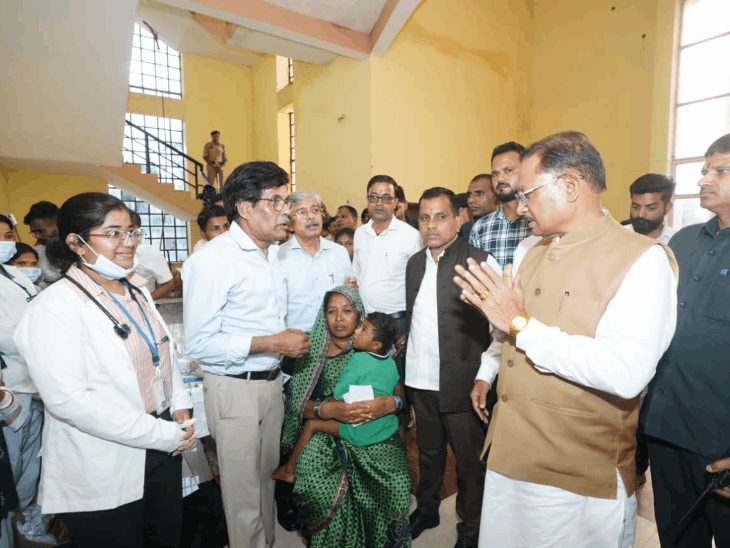 बस्तर के बाढ़ प्रभावित क्षेत्रों में पहुंचे मुख्यमंत्री विष्णु देव साय, प्रत्येक परिवार को 10 हजार रुपए की सहायता की घोषणा