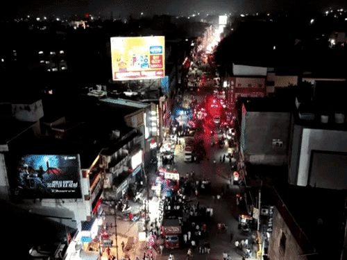 रायपुर में गणेश विसर्जन झांकी: शारदा चौक से महादेवघाट तक रातभर उमड़ी भीड़, एमजी रोड पर गिरा छज्जा