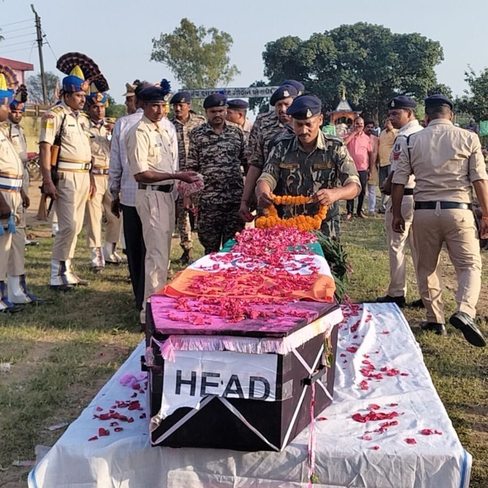 CRPF जवान सालिक ध्रुव का पार्थिव शरीर परेवाडीह पहुंचा, राजकीय सम्मान के साथ अंतिम विदाई