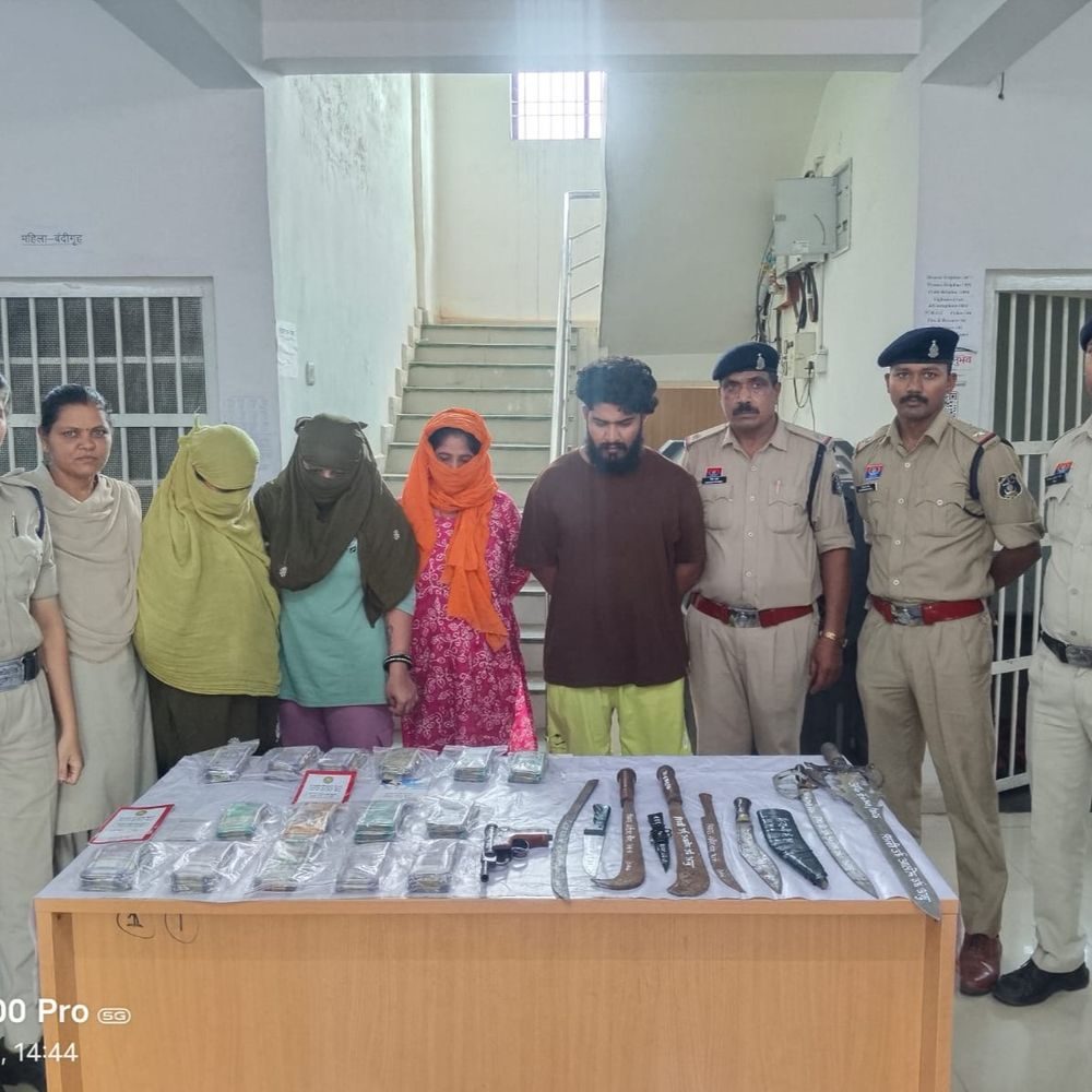 दुर्ग के वैशाली नगर में कार्रवाई: घोषित गुंडा-बदमाश समेत 4 गिरफ्तार, 11 हथियार और 2.97 लाख रुपए बरामद