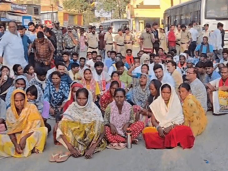 पाकरगांव में बिजली पोल शिफ्टिंग के दौरान दो मजदूरों की मौत, ग्रामीणों ने शव लेने से किया इनकार