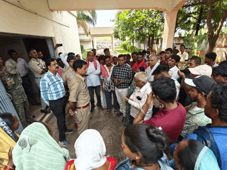 अछोटा गांव में ग्राम विकास समिति की बैठक में मारपीट, तनाव के बीच चक्काजाम और एसपी कार्यालय में शिकायत