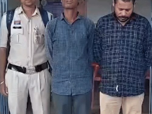 बेमेतरा में सट्टा खिलाते दो आरोपी गिरफ्तार, 11,120 रुपए का सामान जब्त
