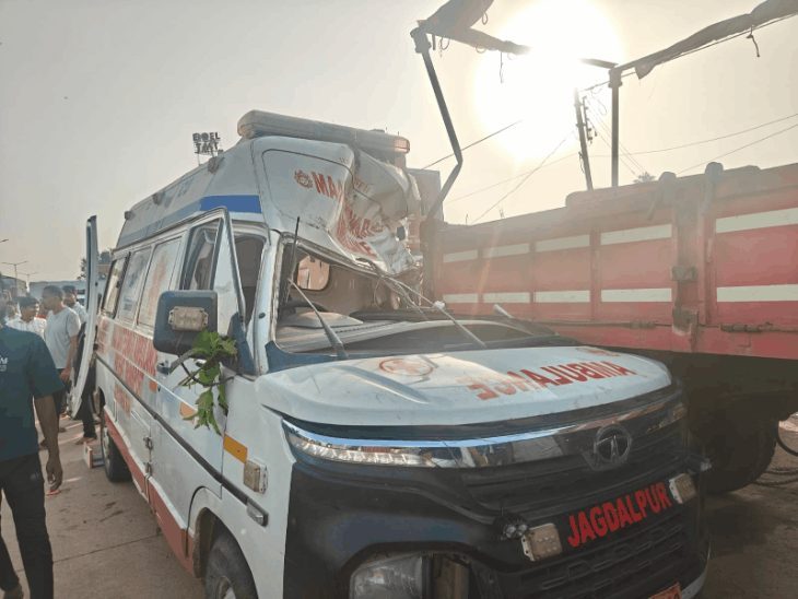 NH-30 पर भीषण सड़क हादसा: एंबुलेंस डिवाइडर से टकराई, फिर ट्रैक्टर-ट्रॉली से भिड़ी, नर्स की मौत, 3 घायल