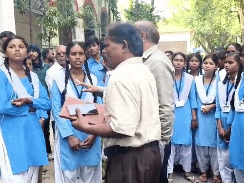 मल्हार स्कूल की छात्राओं ने कलेक्टर से की शिकायत, शिक्षकों के व्यवहार और सामग्री की कमी पर जताई नाराजगी