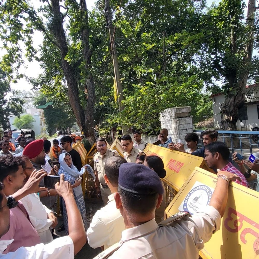 पेंड्रा में जर्जर सड़कों को लेकर PWD कार्यालय का घेराव, 8 तारीख तक मरम्मत का अल्टीमेटम