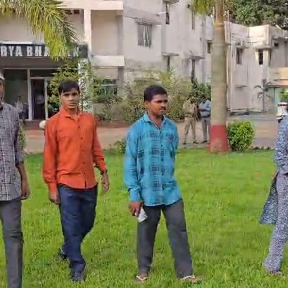 बस्तर में 8 पूर्व नक्सलियों ने छत्तीसगढ़ ओपन स्कूल से 10वीं पास की, DKSZC स्टेट कमेटी सदस्य रहे भास्कर और गढ़चिरौली की गीता नारोटे ने हासिल की प्रथम श्रेणी